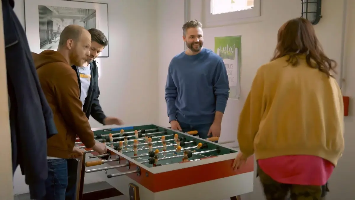 Bambi macht beim Kickern eine Bekanntschaft „Unter uns“-Folge vom 12.05.25 auf RTL+