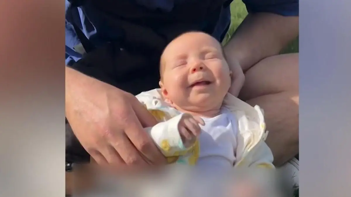 Baby berührt Gras – Eltern ernten Hass! Diese Erfahrung gefällt nicht jedem!