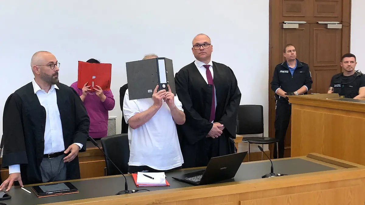 Ein 58-jähriger Mann und seine 44-jährige Lebensgefährtin sollen eine frühere Mieterin monatelang gequält und schließlich getötet haben.