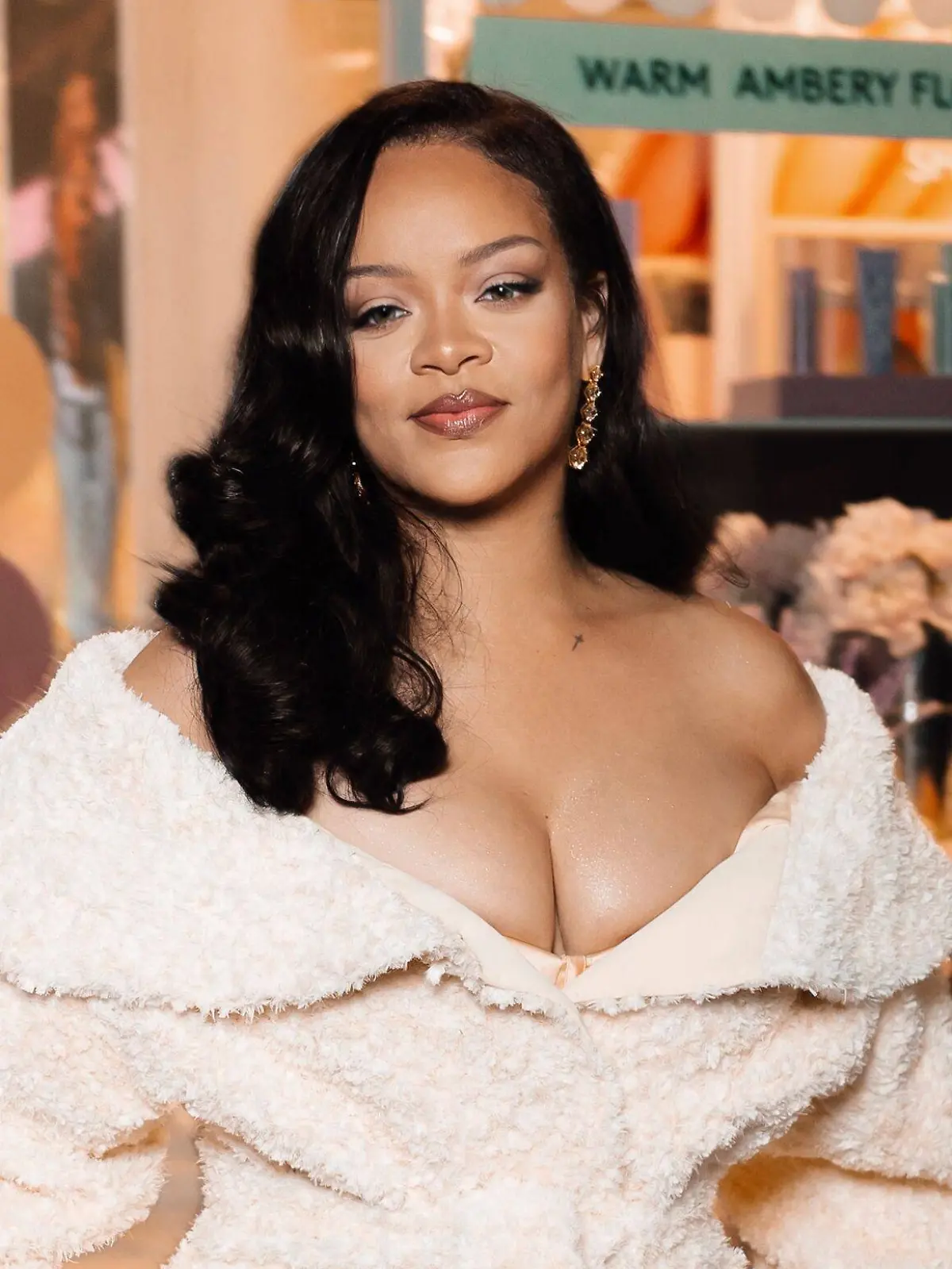 Superstar Rihanna posiert beim Lounge ihrer Marke Fenty Hair