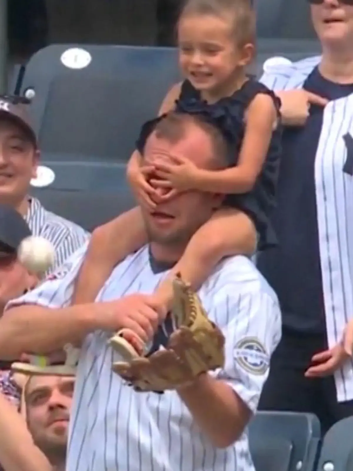 Bild zu: "Rührender Vater-Tochter Moment! SO erobern sie das Stadion"