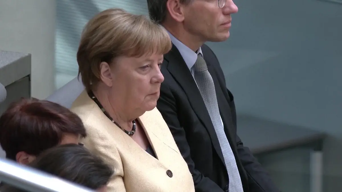 Derbe Kanzler-Klatsche! Merkel sieht Merz scheitern Beben im Bundestag