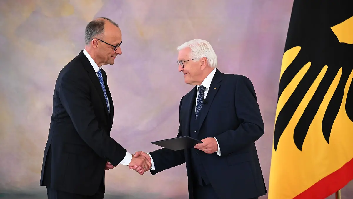 Doch noch geschafft: Nach dem erfolgreichen zweiten Wahlgang ernennt Bundespräsident Steinmeier CDU-Chef Merz zum Kanzler.