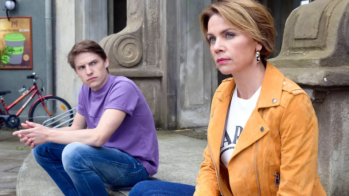 Moritz Bode (Lennert Borchert) erkennt vor Yvonne Bode (Gisa Zach) dass er sich gegenüber Jo Gerner falsch verhalten hat.
