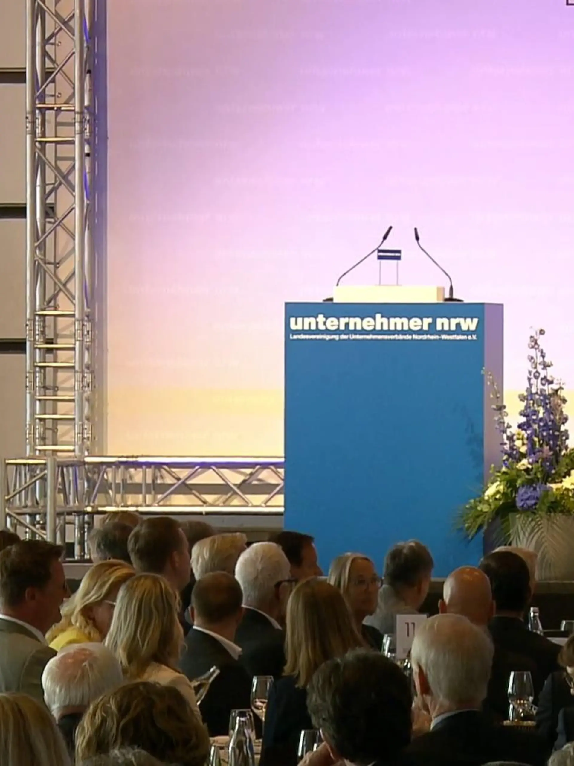 Bild zu: "Wirtschaft unter Druck"
