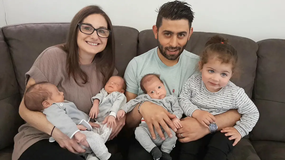 Lina und Fabio Sapia mit Tochter Alba und ihren eineiigen Drillingen