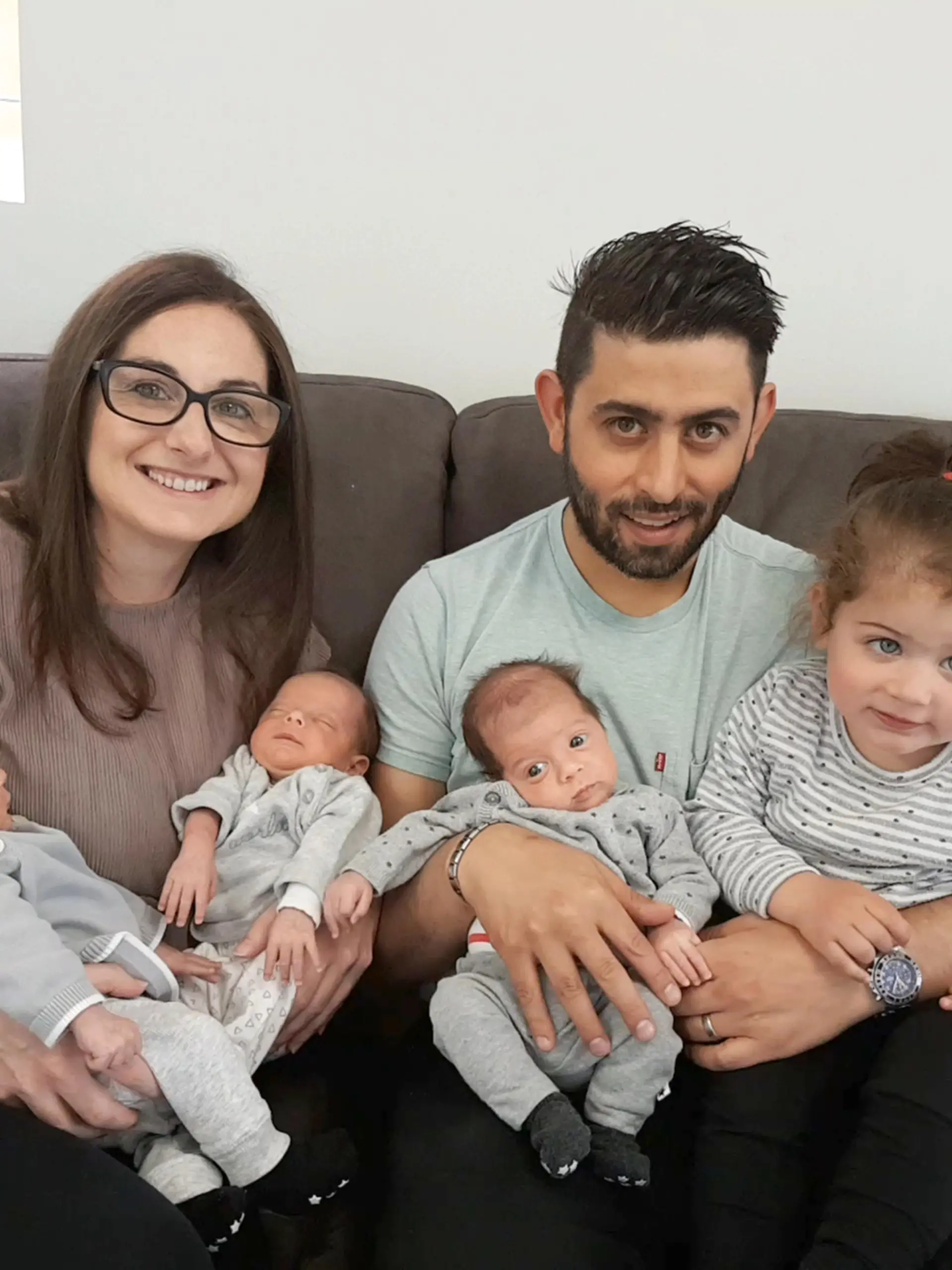 Lina und Fabio Sapia mit Tochter Alba und ihren eineiigen Drillingen