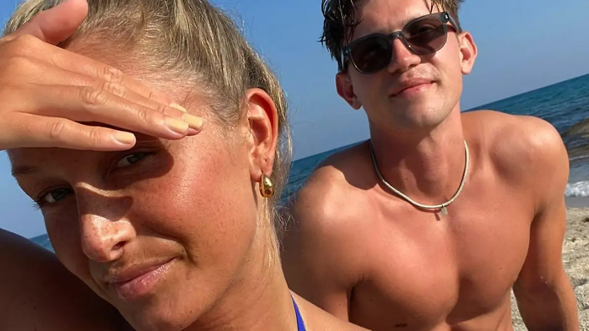 Ein Traumpaar: Lennart Betzgen zeigt nicht nur stolz seine Freundin, sondern lässt die Fans einen Blick auf seinen Waschbrettbauch erhaschen
