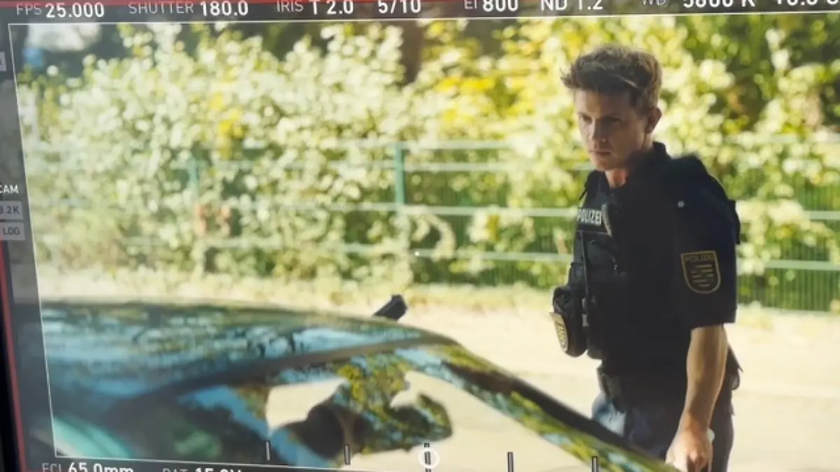 Betzgen dreht seit „kleinauf” für Kino, Film und Fernsehen. Er war auf der Theaterschule Berlin und ist nun wie hier bei „Tierärztin Dr. Mertens” als Polizist Jonas zu sehen