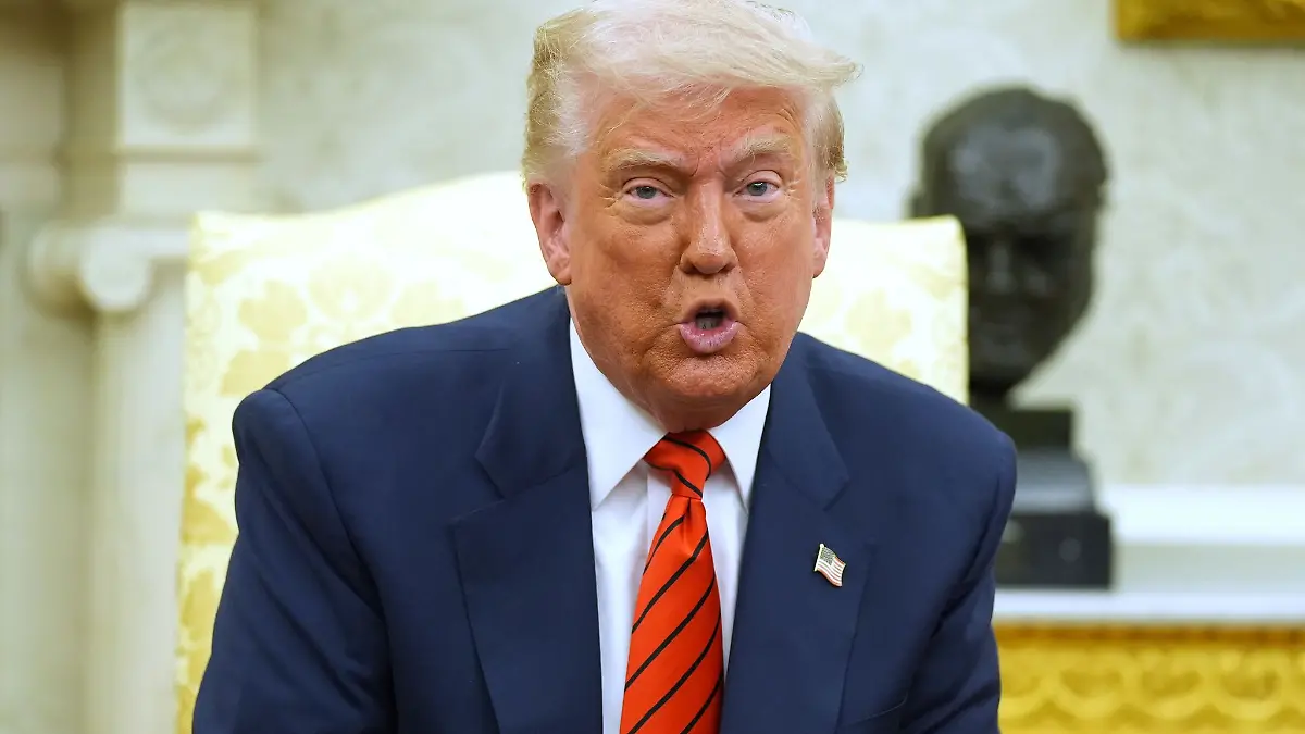 Mega Fail – Trump verwechselt WM-Pokal  US-Präsident kann halt Eigentore