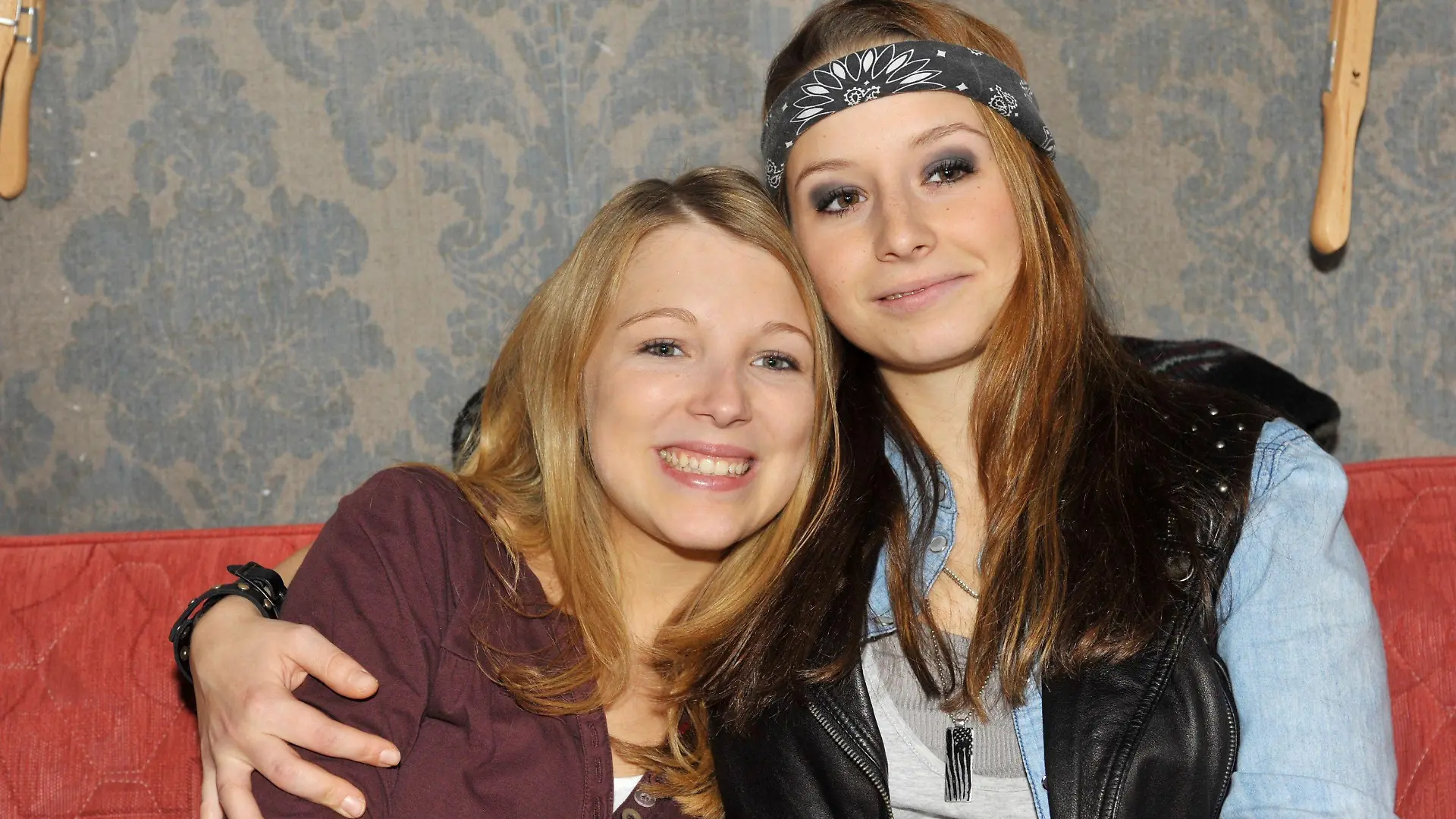 Lilly (Iris Mareike Steen, li.) versucht sich vor Tanja (Senta-Sofia Delliponti) nicht anmerken zu lassen, wie eifersüchtig sie auf Tanjas Beziehung mit Vince ist.