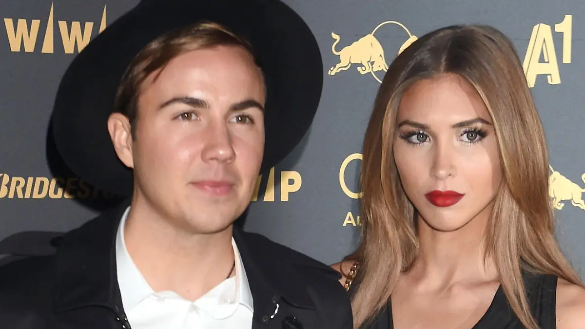 ARCHIV - 23.01.2016, Österreich, Kitzbühel: Der deutsche Fußballer Mario Götze und seine damalige Freundin und heutige Frau, das Model Ann-Kathrin Brömmel, sind nach Hahnenkammrennen auf der Kitz Race Party zu sehen. Götze ist zum ersten Mal Vater geworden. Bereits am Freitag brachte seine Frau Ann-Kathrin einen Jungen zur Welt. (zu dpa «WM-Held Götze im Vaterglück: Sohn Rome am Freitag geboren») Foto: picture alliance / Felix Hörhager/dpa +++ dpa-Bildfunk +++