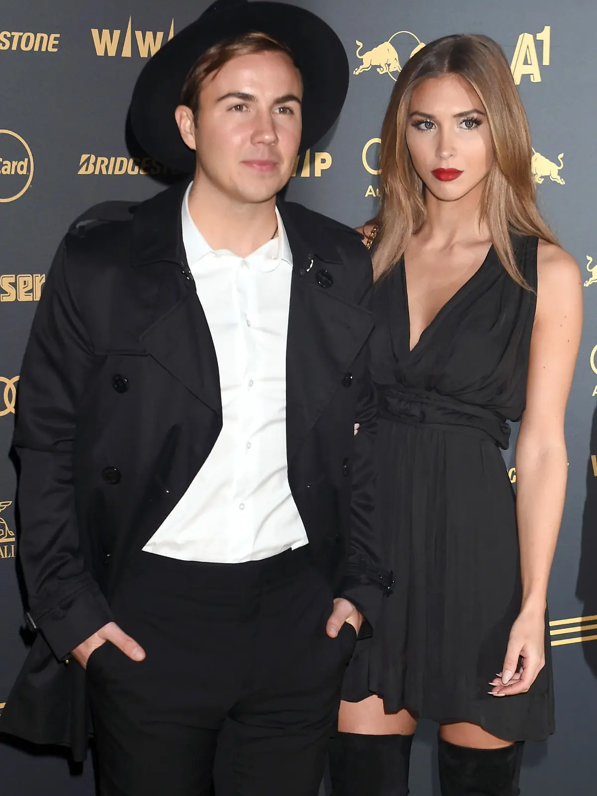ARCHIV - 23.01.2016, Österreich, Kitzbühel: Der deutsche Fußballer Mario Götze und seine damalige Freundin und heutige Frau, das Model Ann-Kathrin Brömmel, sind nach Hahnenkammrennen auf der Kitz Race Party zu sehen. Götze ist zum ersten Mal Vater geworden. Bereits am Freitag brachte seine Frau Ann-Kathrin einen Jungen zur Welt. (zu dpa «WM-Held Götze im Vaterglück: Sohn Rome am Freitag geboren») Foto: picture alliance / Felix Hörhager/dpa +++ dpa-Bildfunk +++