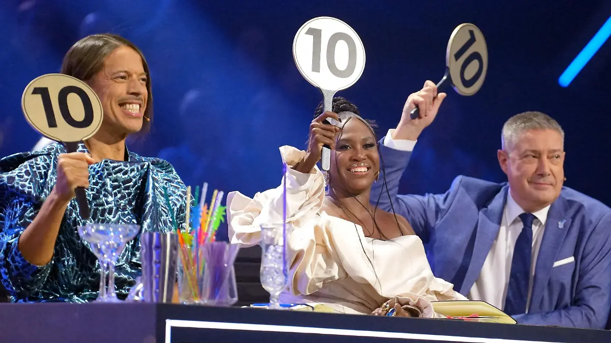 Die Jury mit Jorge González (l.), Motsi Mabuse und Joachim Llambi vergibt 30 Punkte an Marie Mouroum und Alexandru Ionel für ihren Slowfox.