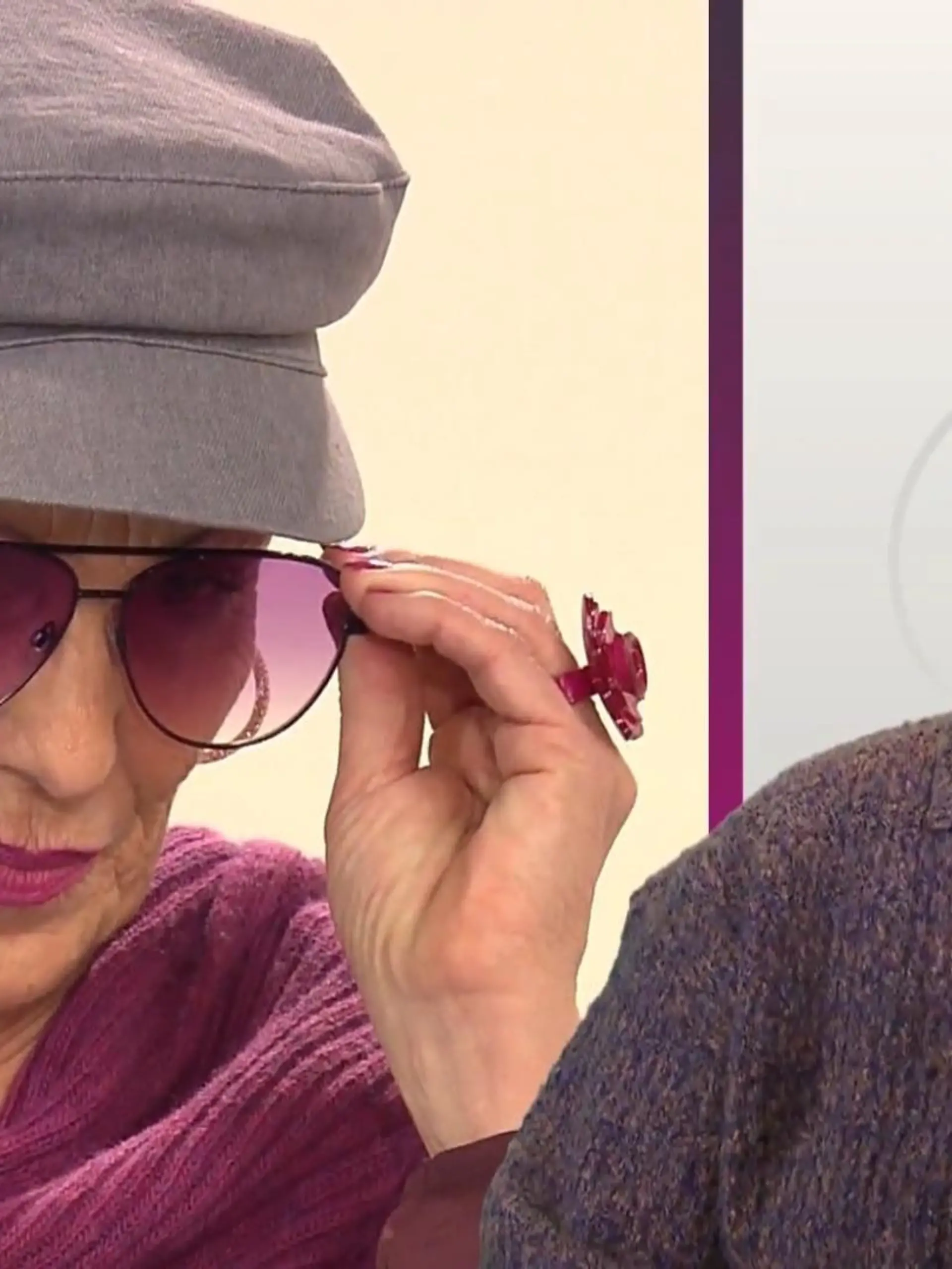 Bild zu: "Stephanie präsentiert sich in einem stylischen Look in beerigen Farbtönen"