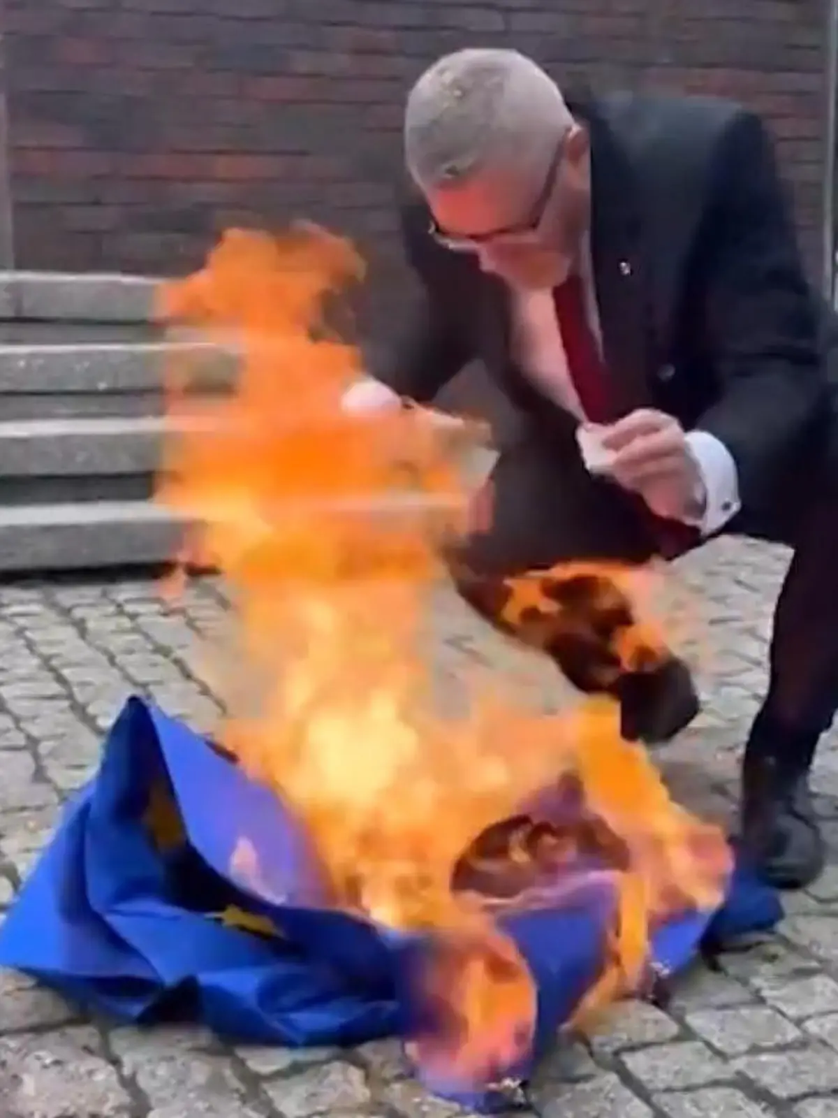 Bild zu: "Respektloser Auftritt! Politiker schändet EU-Flagge"
