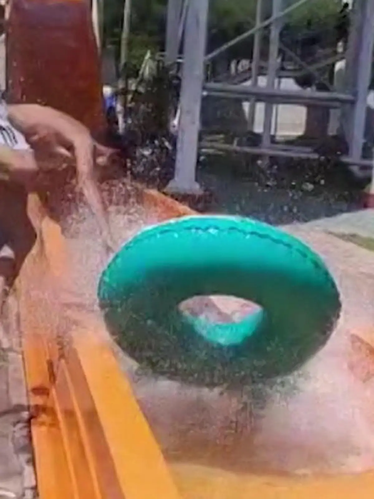 Bild zu: "Weil er zu langsam ist! Mann aus Wasserrutsche geschleudert"