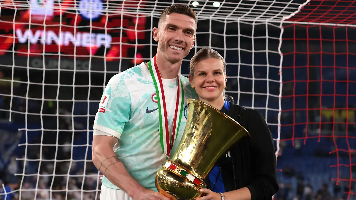Robin Gosens und seine Frau Rabea nach dem Gewinn des italienischen Pokals mit Inter Mailand 2023.