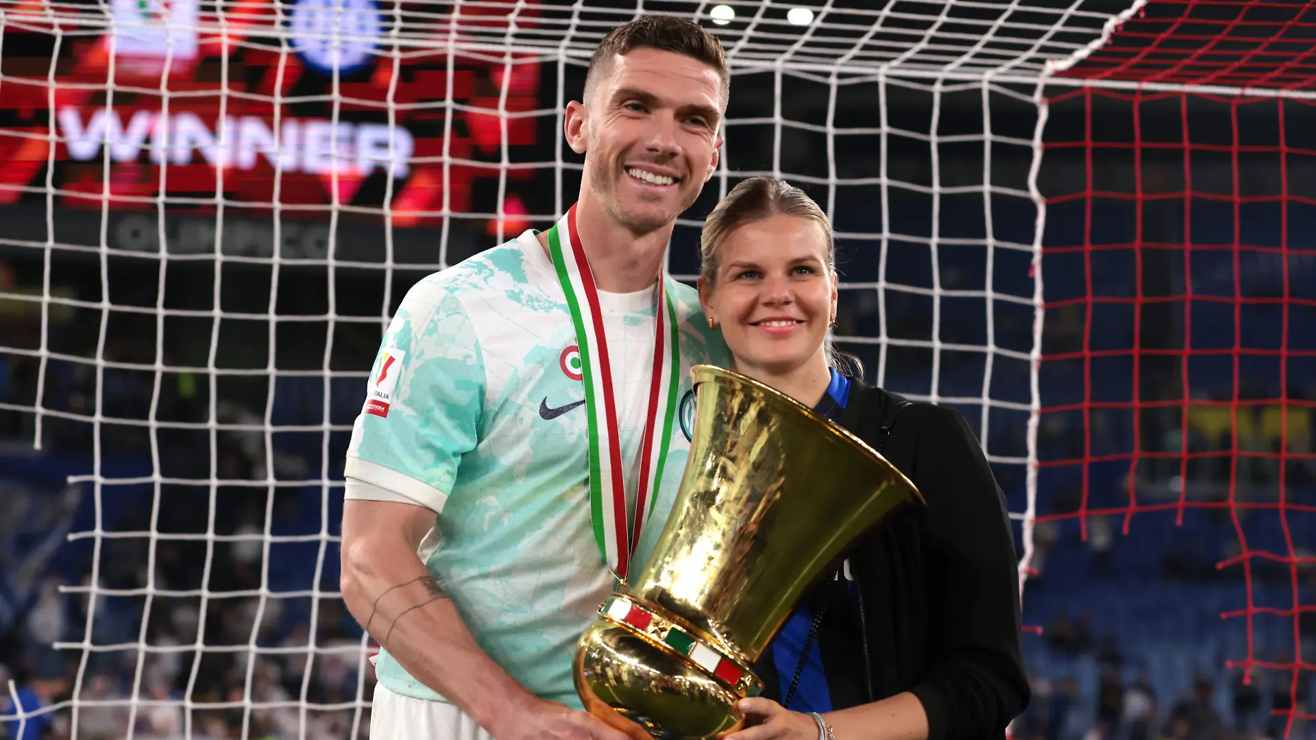 Robin Gosens und seine Frau Rabea nach dem Gewinn des italienischen Pokals mit Inter Mailand 2023.