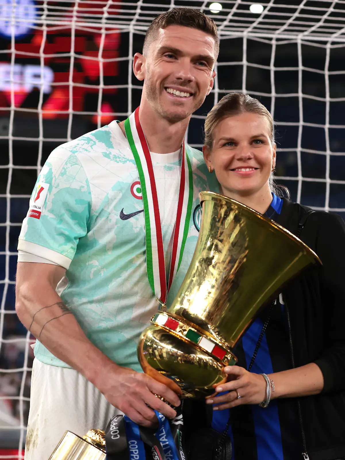 Robin Gosens und seine Frau Rabea nach dem Gewinn des italienischen Pokals mit Inter Mailand 2023.