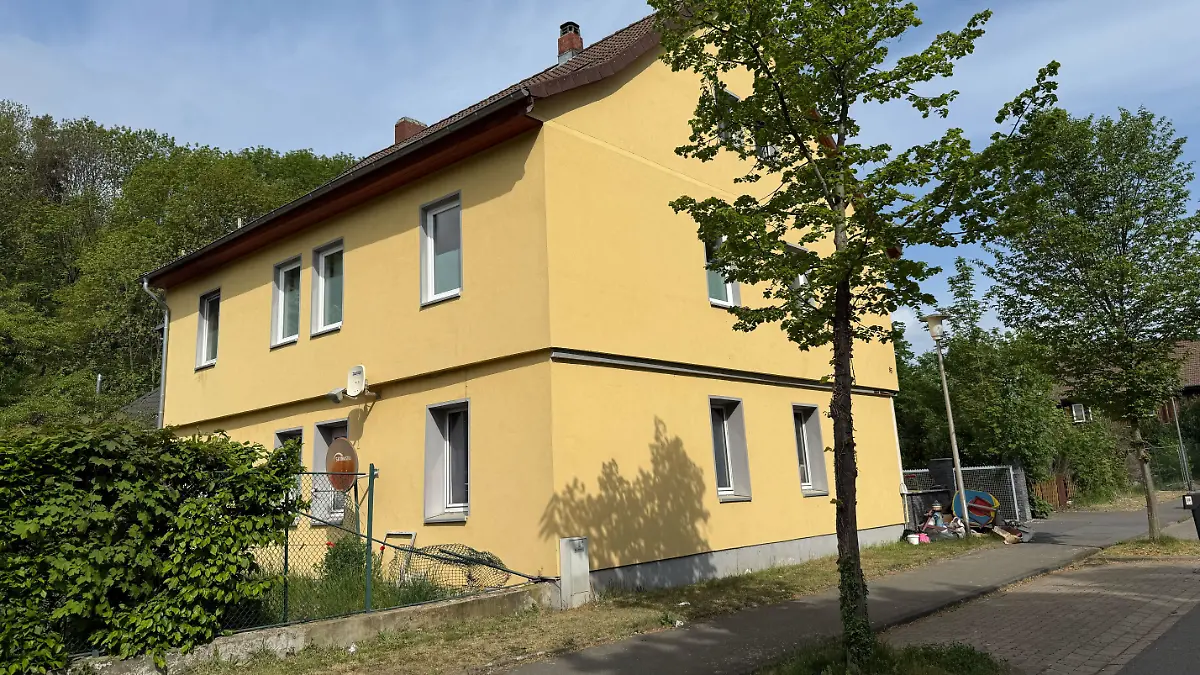 Nachdem die 40-Jährige angezündet worden ist, stürzt sie aus dem ersten Stock dieses Hauses.