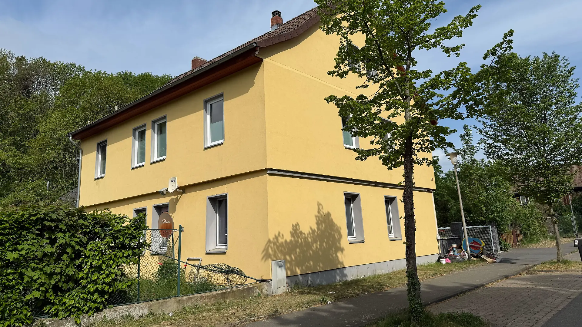 Nachdem die 40-Jährige angezündet worden ist, stürzt sie aus dem ersten Stock dieses Hauses.