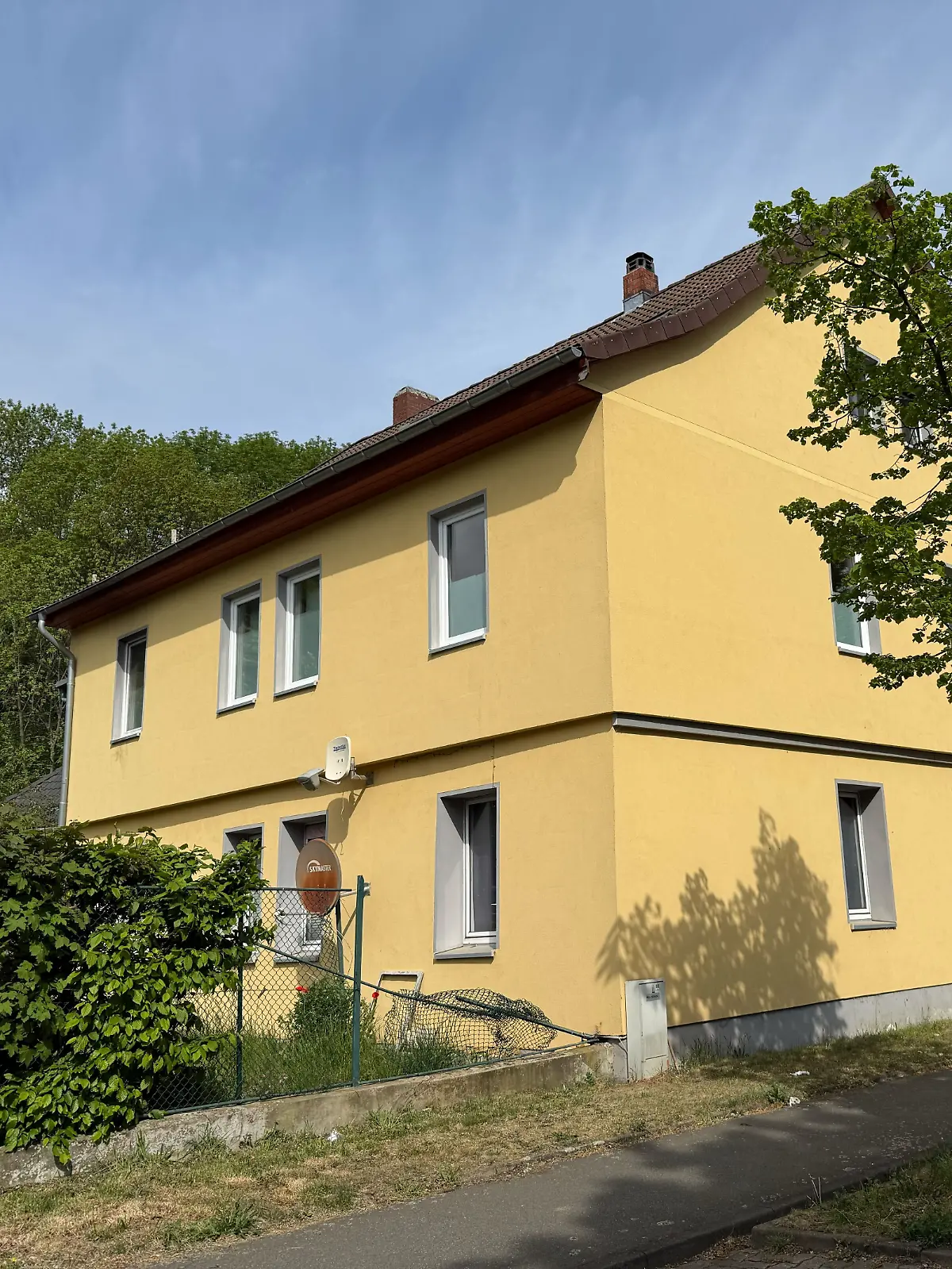 Nachdem die 40-Jährige angezündet worden ist, stürzt sie aus dem ersten Stock dieses Hauses.