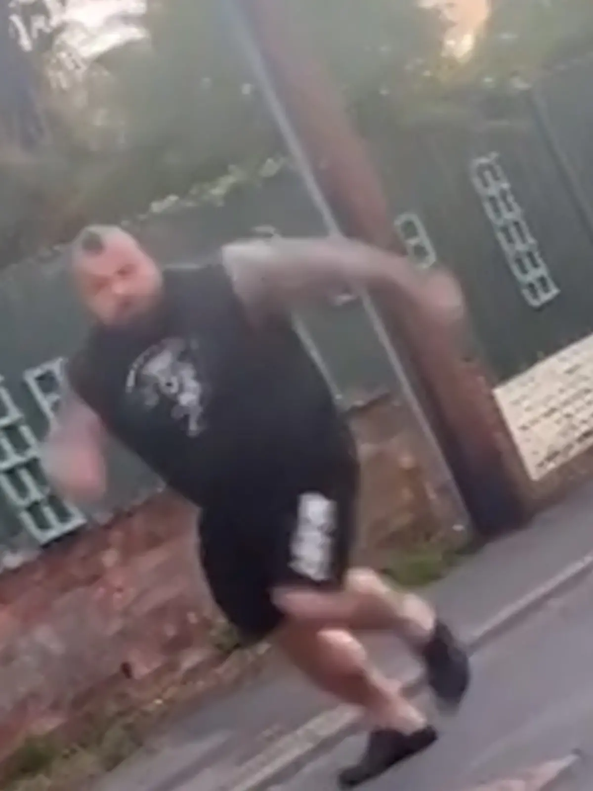 Er tickt völlig aus! EX-MMA-Kämpfer bedroht Familie