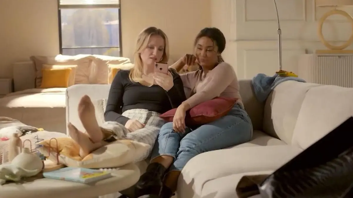 AWZ-Folge vom 14.05.25 auf RTL+: Isabelle schaut sich auf einer  Dating-Plattform um