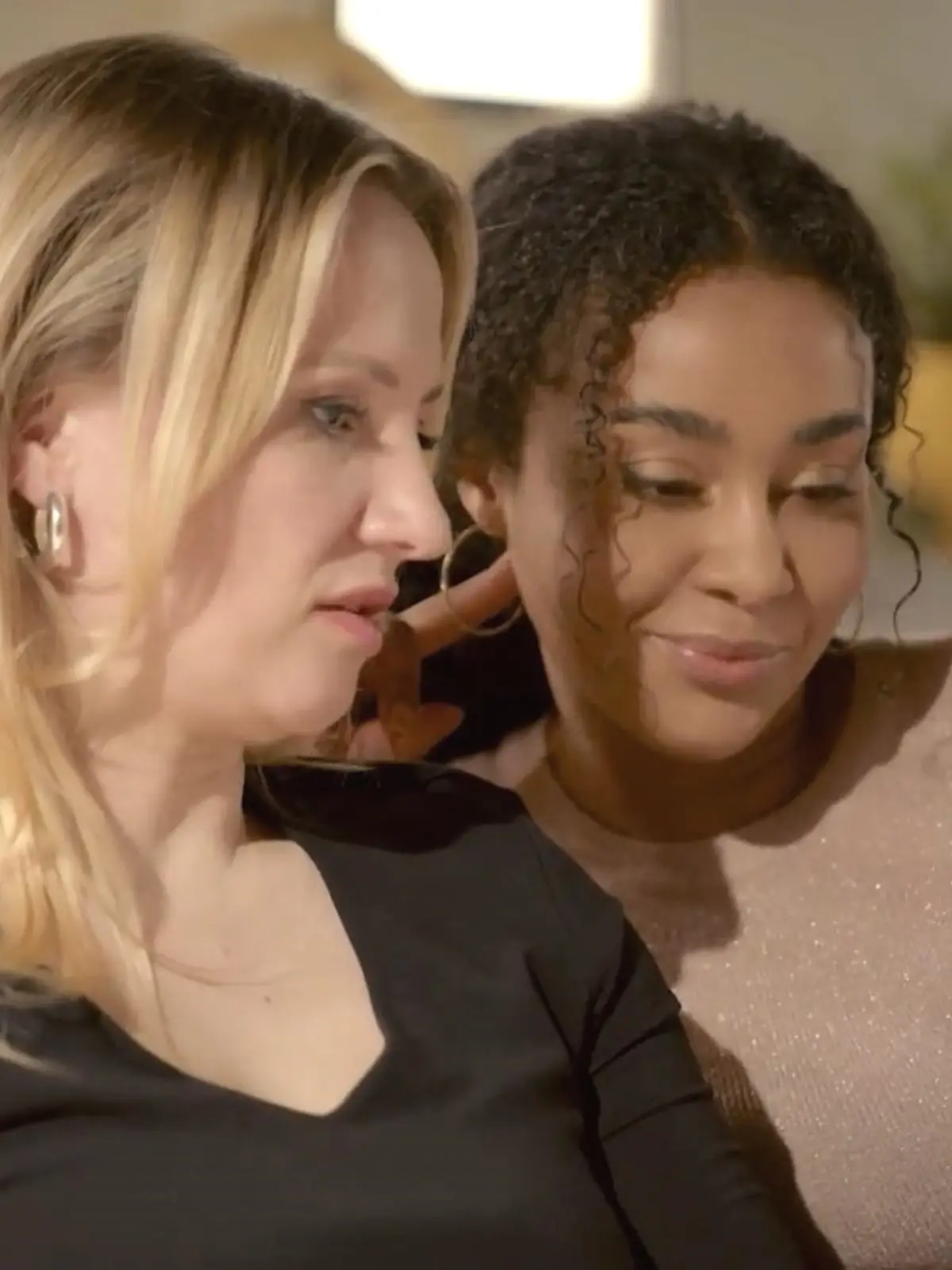 AWZ: Isabelle schaut sich auf einer Dating-Plattform um