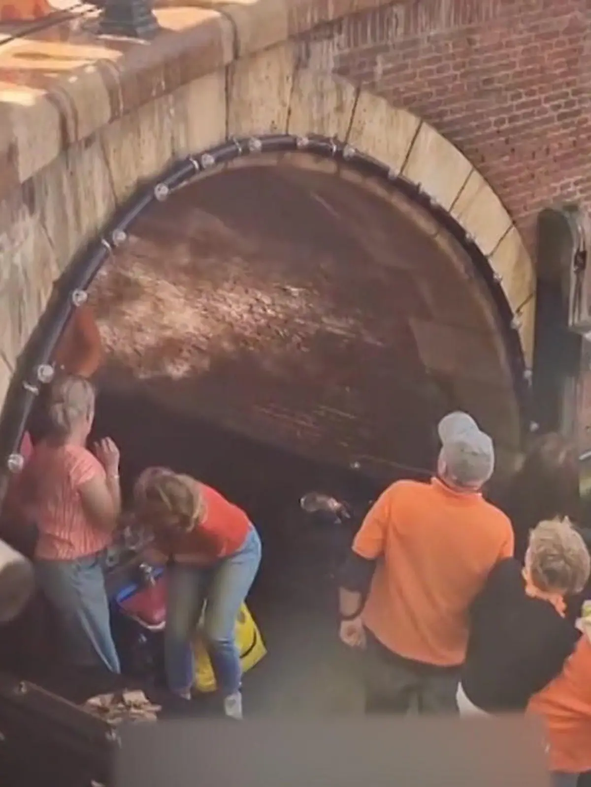 Touristen werden von Urin erwischt