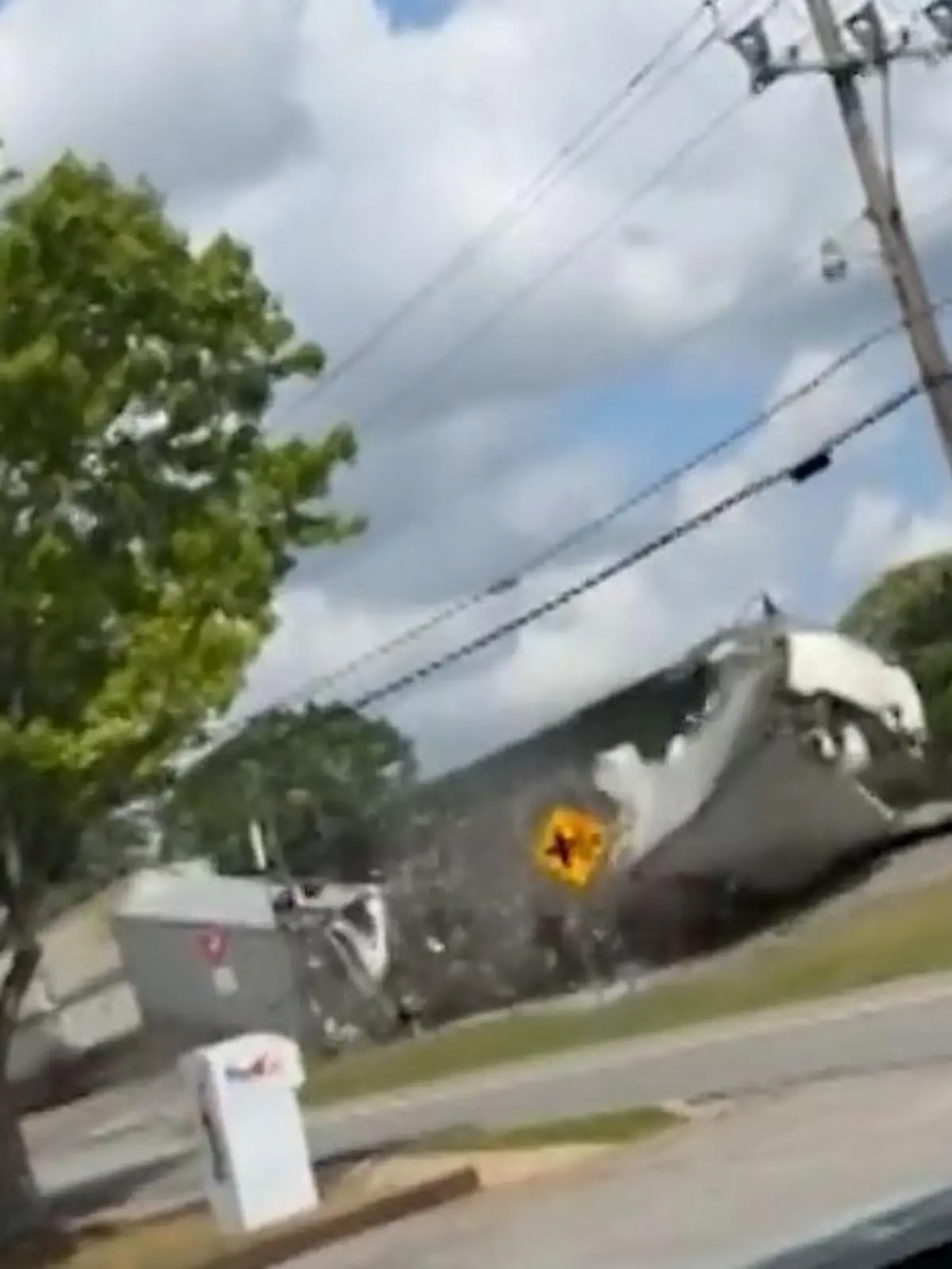 Bild zu: "Komplett zerfetzt! Zug brettert DURCH einen Truck"