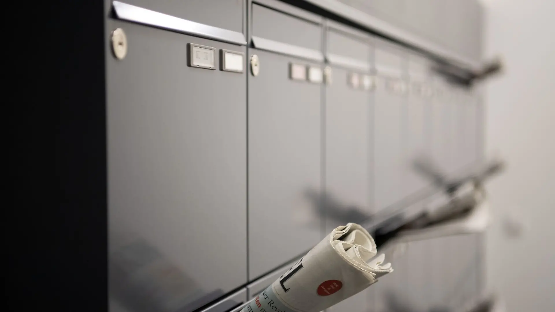 Briefkästen in einem Mehrfamilienhaus