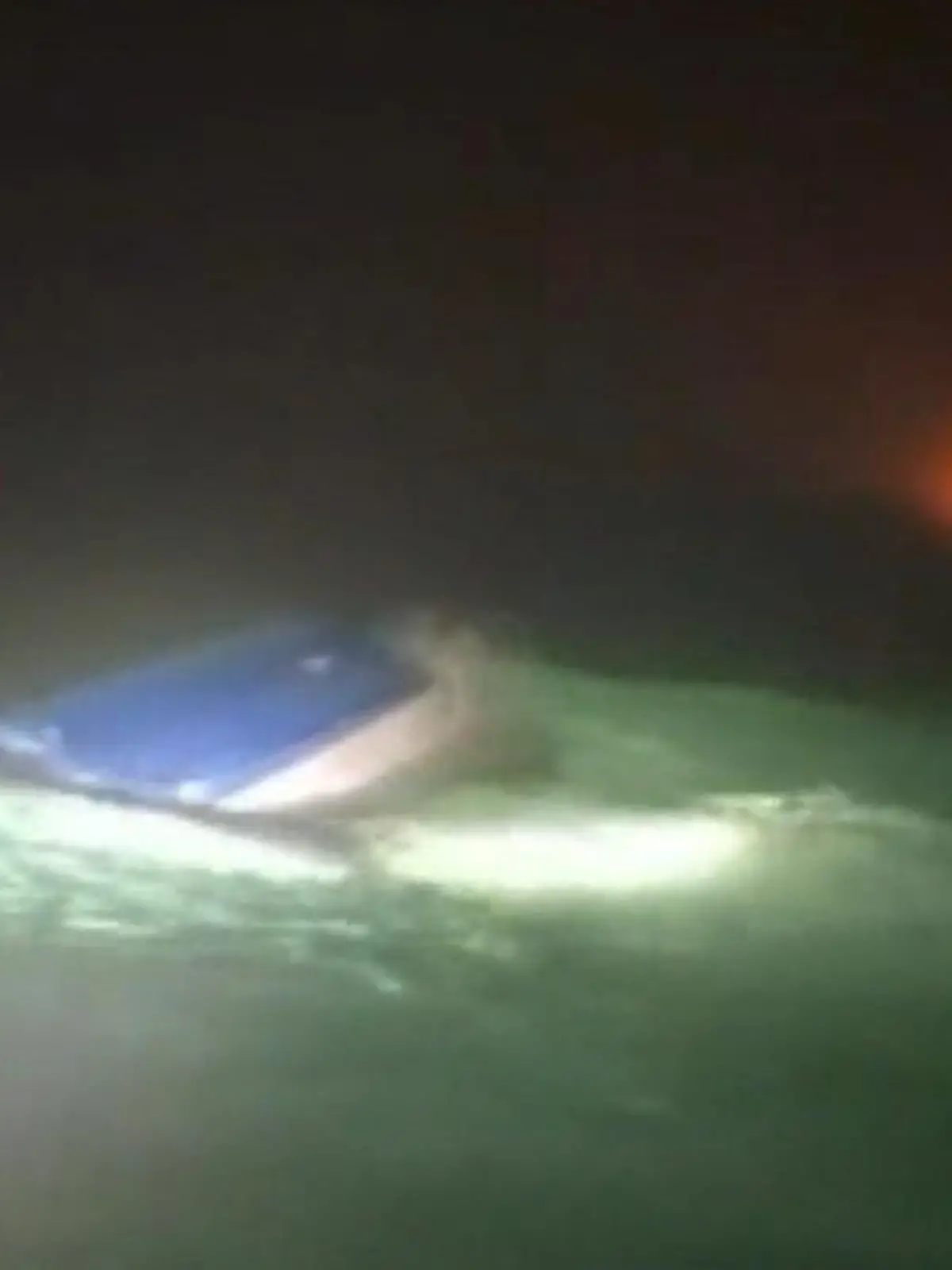 Bild zu: "Aus dem Eiswasser! Fischer retten gekenterte Angler"