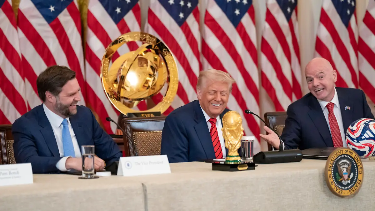 JD Vance mit Donald Trump und Gianni Infantino