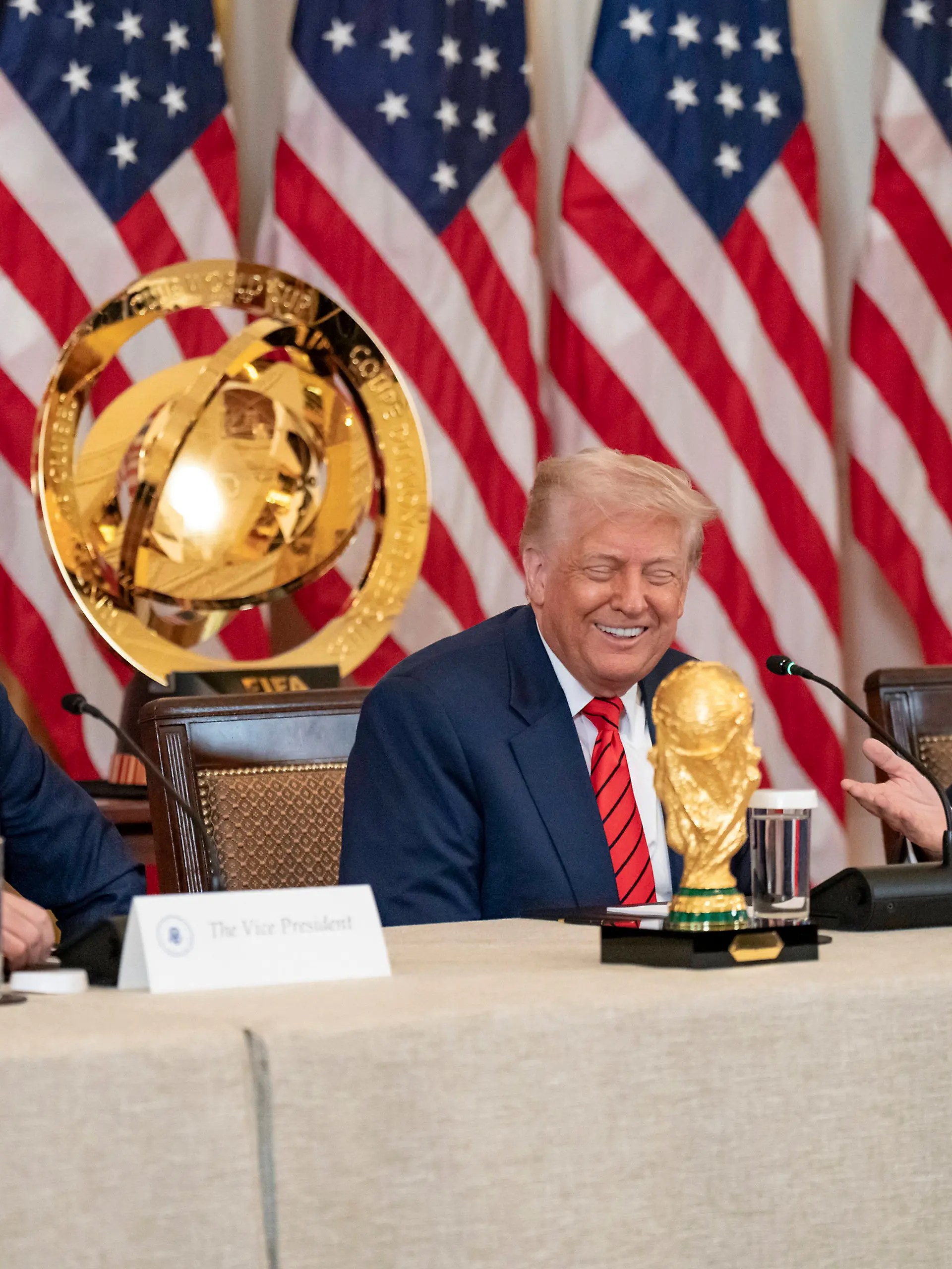 JD Vance mit Donald Trump und Gianni Infantino