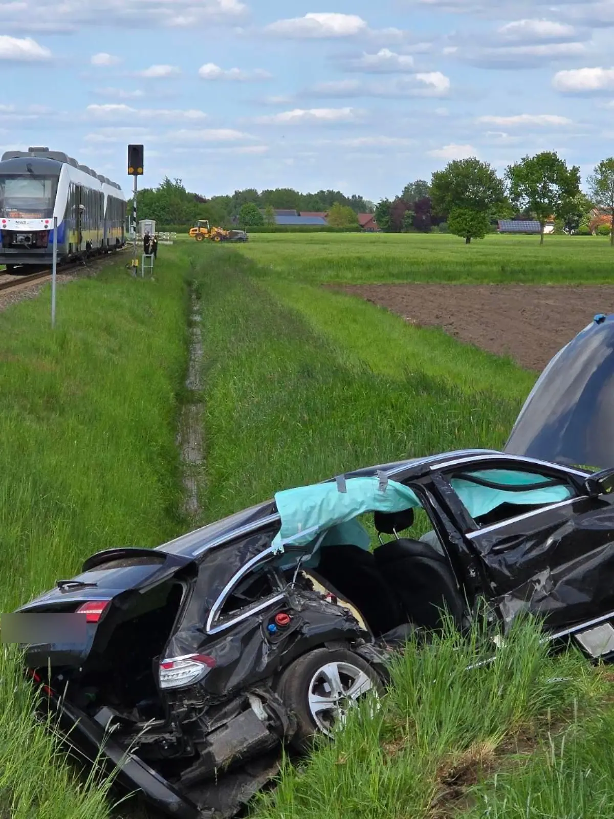 Bild zu: "Mann rast in Zug - Autofahrer stirbt an unbeschranktem Bahnübergang"
