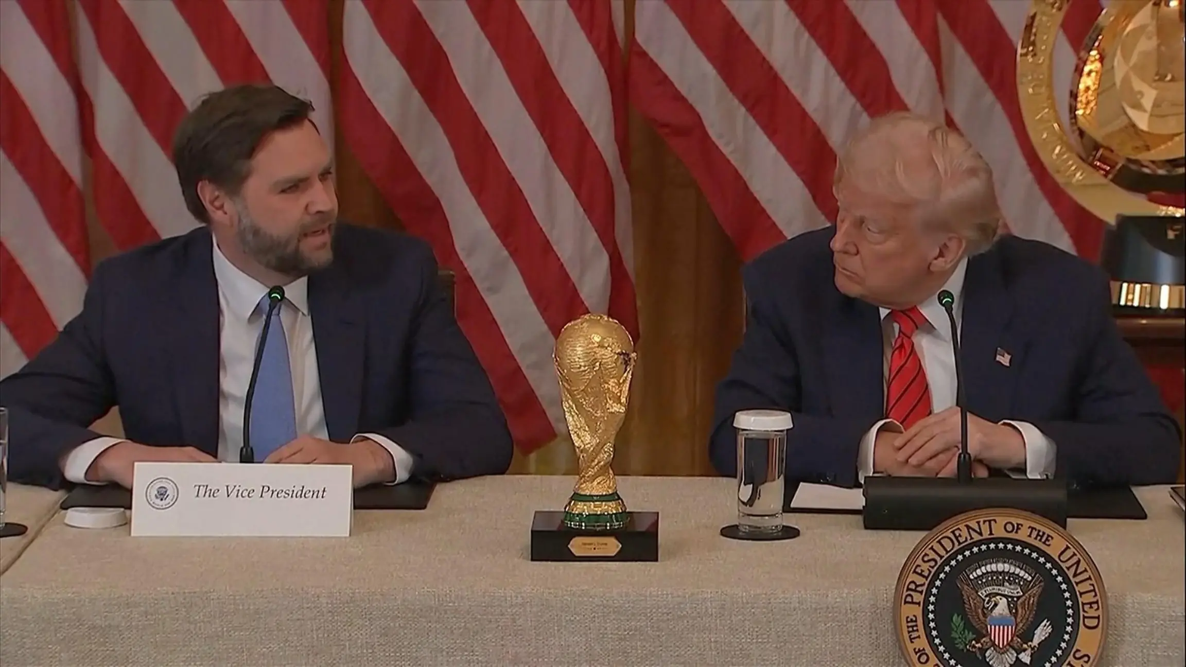 JD Vance droht internationalen Fußballfans "Sie sollen wieder gehen - ansonsten..."