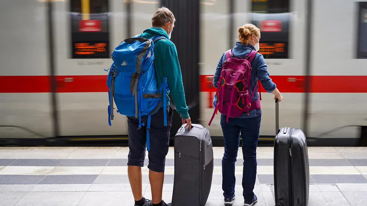  24.06.2021,Berlin,Deutschland,GER, Bahnhof Südkreuz,ICE 507 von Hamburg-Altona nach München Hbf.Reisende.Die GDL wird nicht streiken.Zunächst werden die Mitglieder zu einer Urabstimmung aufrufen, die für den 9. August 2021 ausgezählt werden soll.