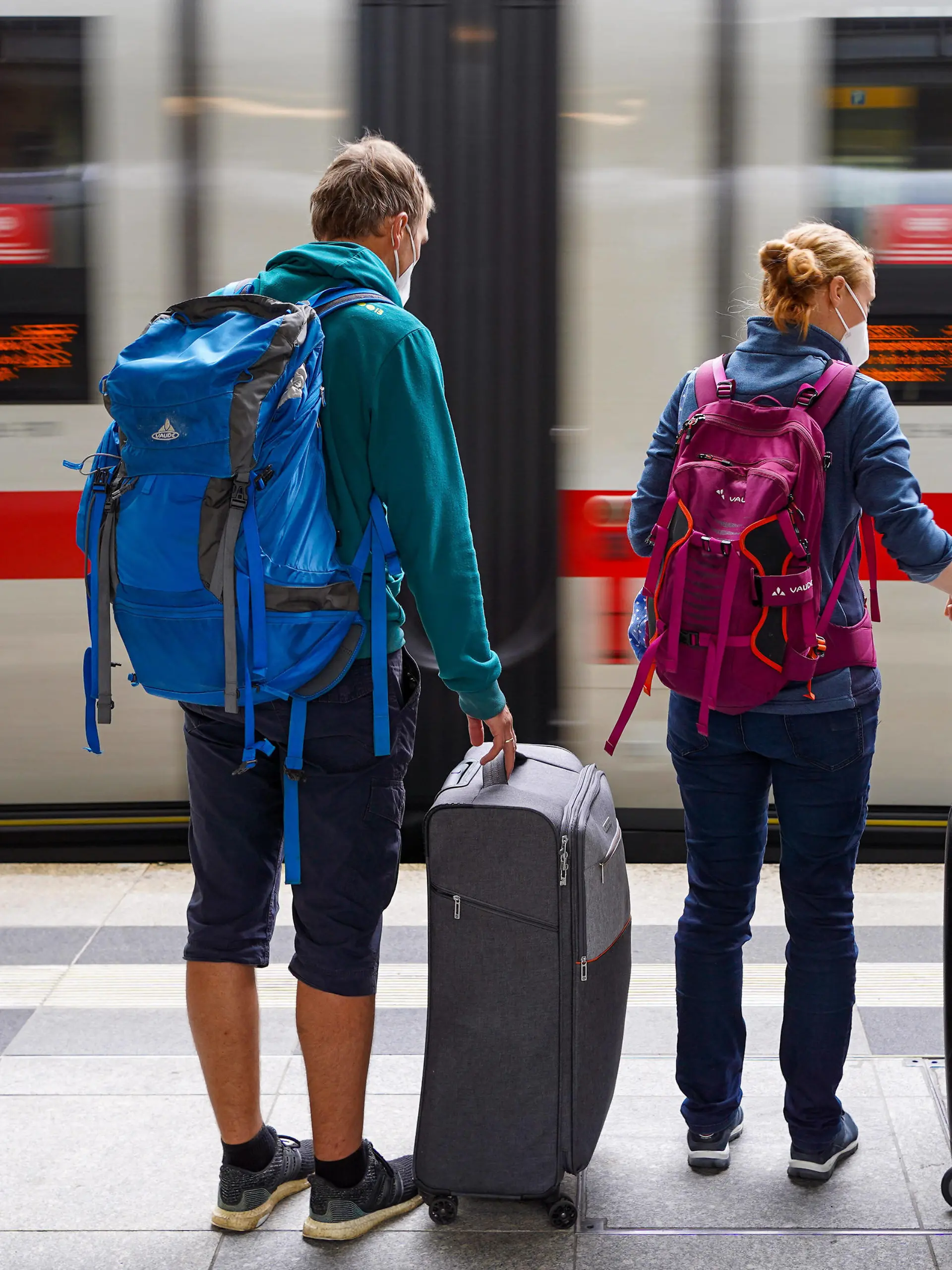  24.06.2021,Berlin,Deutschland,GER, Bahnhof Südkreuz,ICE 507 von Hamburg-Altona nach München Hbf.Reisende.Die GDL wird nicht streiken.Zunächst werden die Mitglieder zu einer Urabstimmung aufrufen, die für den 9. August 2021 ausgezählt werden soll.