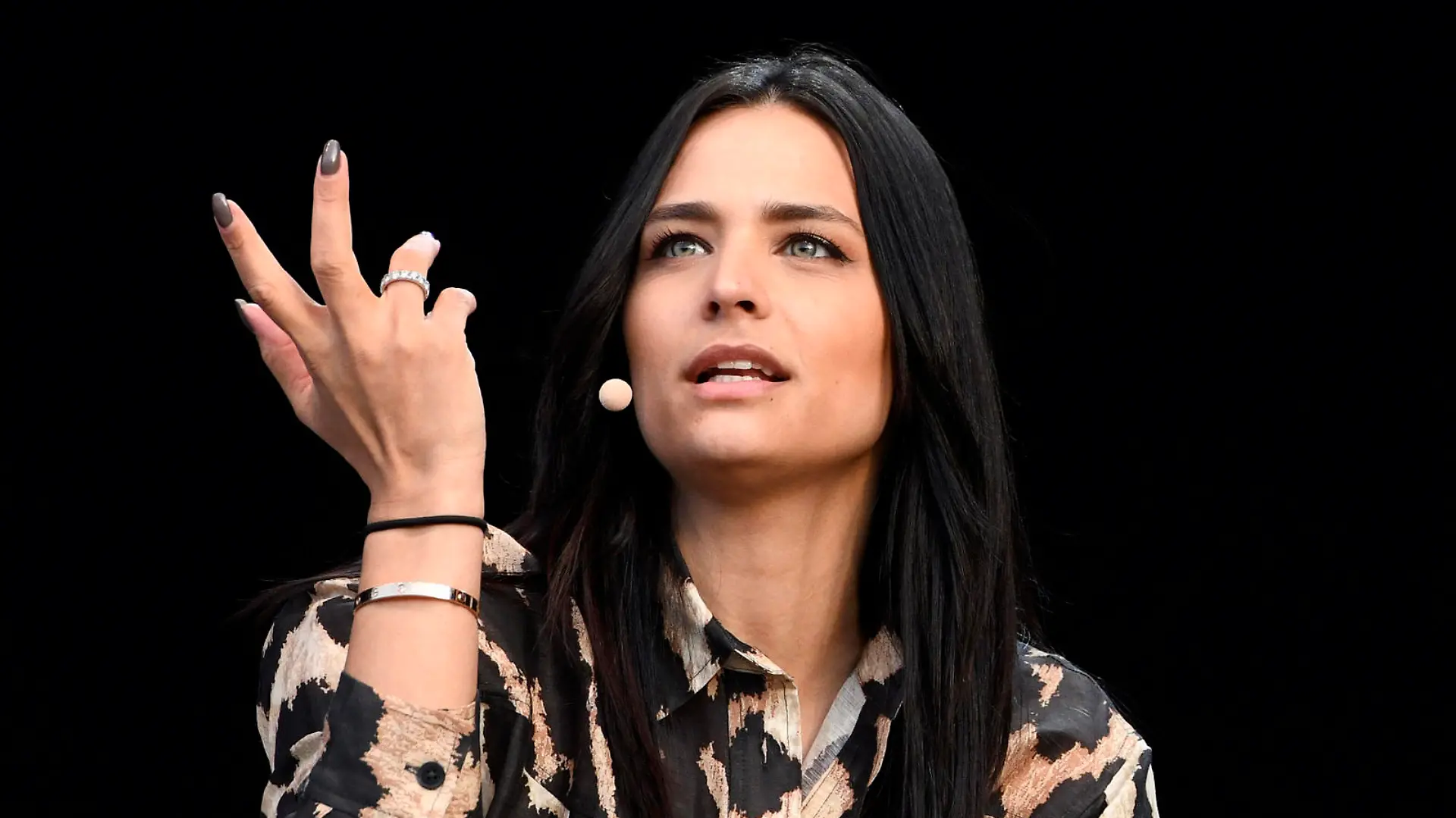  Amira Pocher bei der ersten Autokultur-Veranstaltung Die Pochers hier auf dem Schützenplatz. Die Besucher verfolgen unter Berücksichtigung klarer Hygiene-Vorschriften während der Corona-Krise den Auftritt aus dem Auto. Hannover, 07.05.2020 *** Amira Pocher at the first car culture event The Pochers here at the Schützenplatz The visitors follow the appearance from the car during the Corona crisis under consideration of clear hygiene regulations Hannover, 07 05 2020 Foto:xC.xNiehausx/xFuturexImage