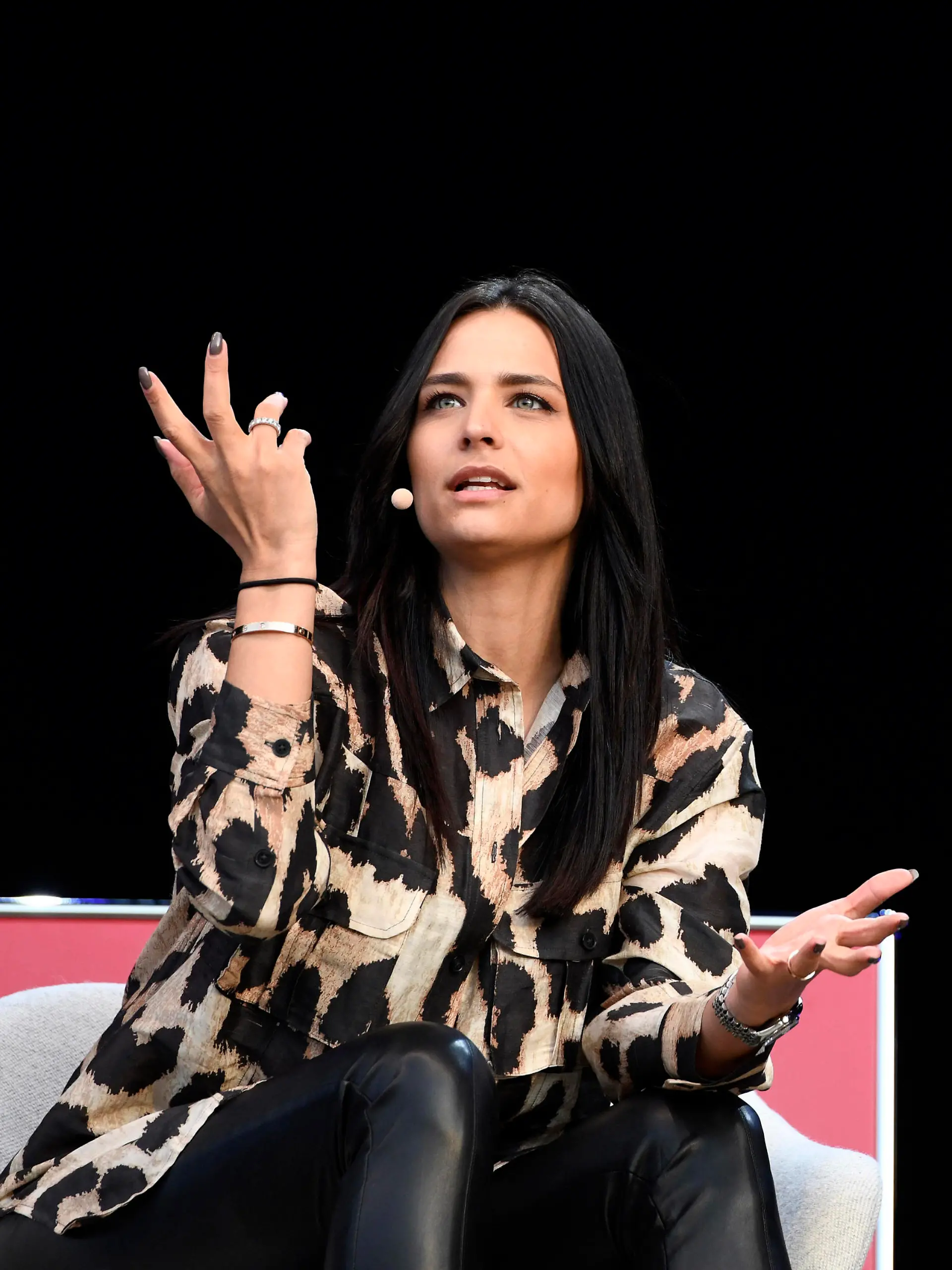  Amira Pocher bei der ersten Autokultur-Veranstaltung Die Pochers hier auf dem Schützenplatz. Die Besucher verfolgen unter Berücksichtigung klarer Hygiene-Vorschriften während der Corona-Krise den Auftritt aus dem Auto. Hannover, 07.05.2020 *** Amira Pocher at the first car culture event The Pochers here at the Schützenplatz The visitors follow the appearance from the car during the Corona crisis under consideration of clear hygiene regulations Hannover, 07 05 2020 Foto:xC.xNiehausx/xFuturexImage
