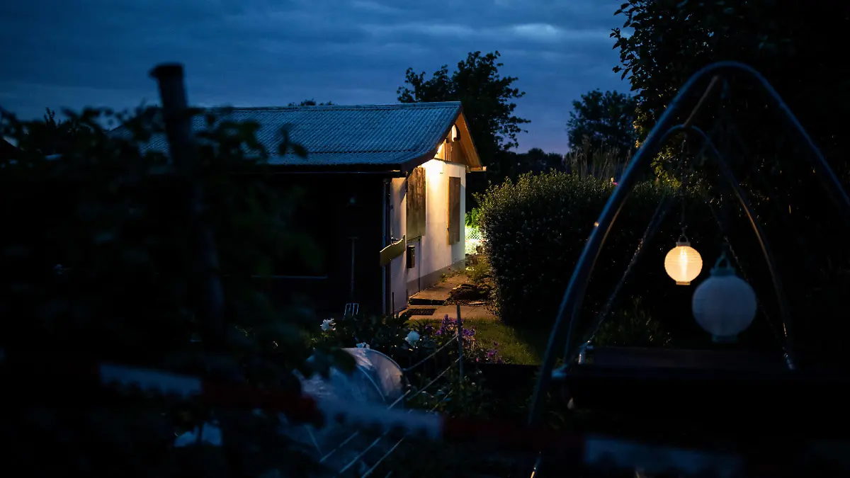 07.06.2020, Nordrhein-Westfalen, Münster: Eine Gartenlaube, einer der Tatorte des vermutlichen Haupttäters in einem Missbrauchsfall, steht in einer Kleingartenanlage. Die Ermittler informierten gestern in Münster in einem mehrere Bundesländer umfassenden Fall über elf Festnahmen und sieben Haftbefehle wegen schweren sexuellen Missbrauchs von Kindern. Das Ermittlungsverfahren laufe erst seit rund dreieinhalb Wochen und stehe also noch am Anfang, sagte der Staatsanwalt. Foto: Marcel Kusch/dpa +++ dpa-Bildfunk +++