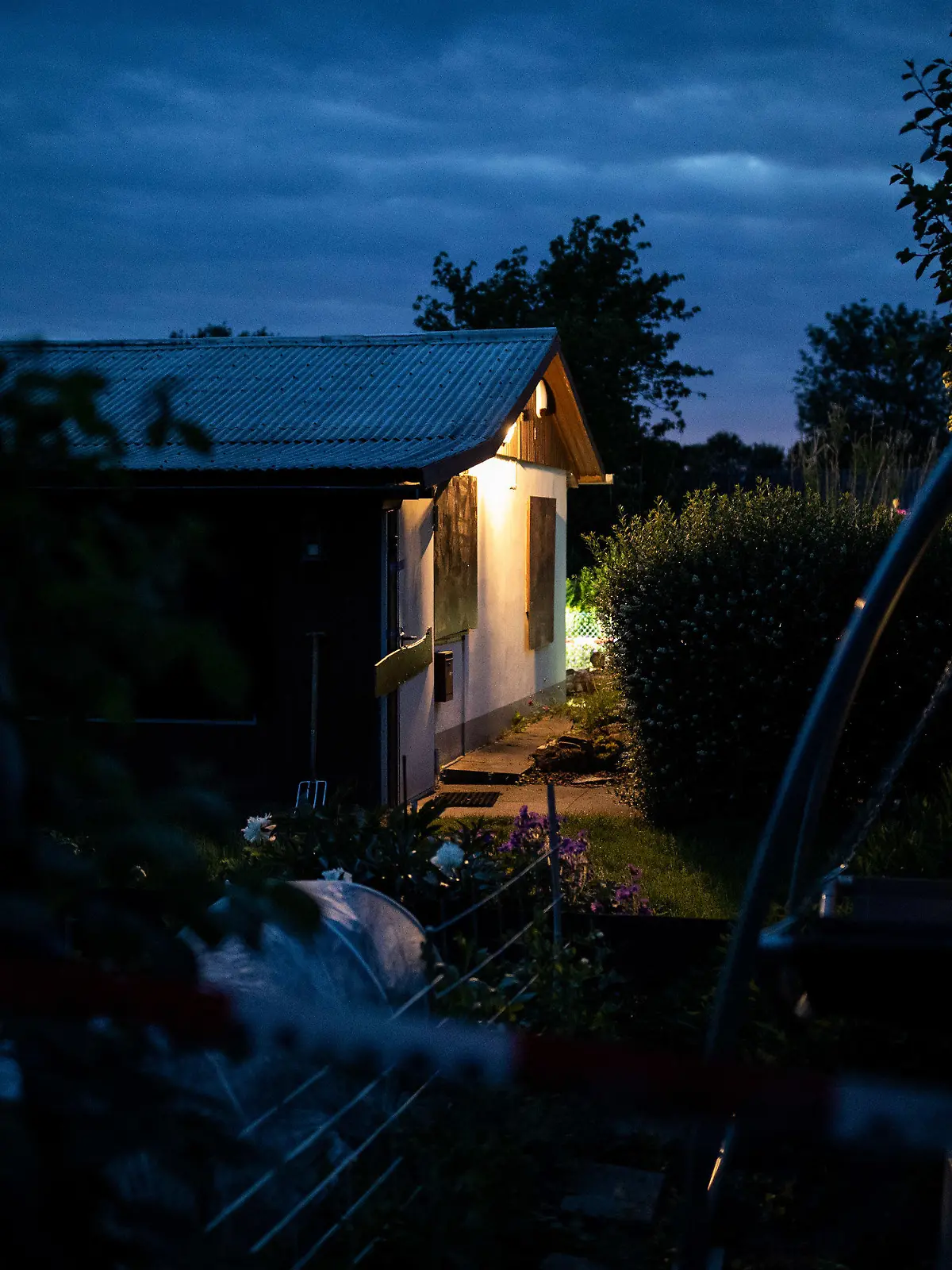07.06.2020, Nordrhein-Westfalen, Münster: Eine Gartenlaube, einer der Tatorte des vermutlichen Haupttäters in einem Missbrauchsfall, steht in einer Kleingartenanlage. Die Ermittler informierten gestern in Münster in einem mehrere Bundesländer umfassenden Fall über elf Festnahmen und sieben Haftbefehle wegen schweren sexuellen Missbrauchs von Kindern. Das Ermittlungsverfahren laufe erst seit rund dreieinhalb Wochen und stehe also noch am Anfang, sagte der Staatsanwalt. Foto: Marcel Kusch/dpa +++ dpa-Bildfunk +++