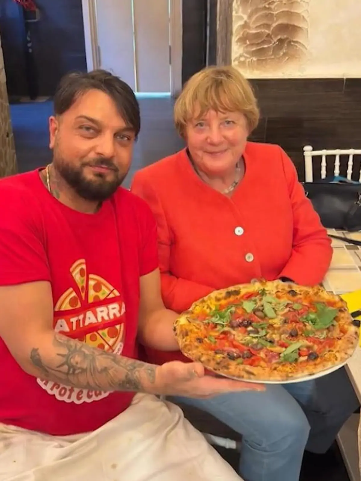 Angela Merkel in Italien beim Pizzaessen 