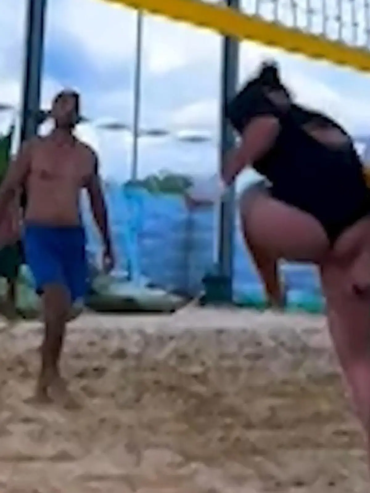 Po-Grabscher! Volleyball-Spieler schlägt nach falschem Ball