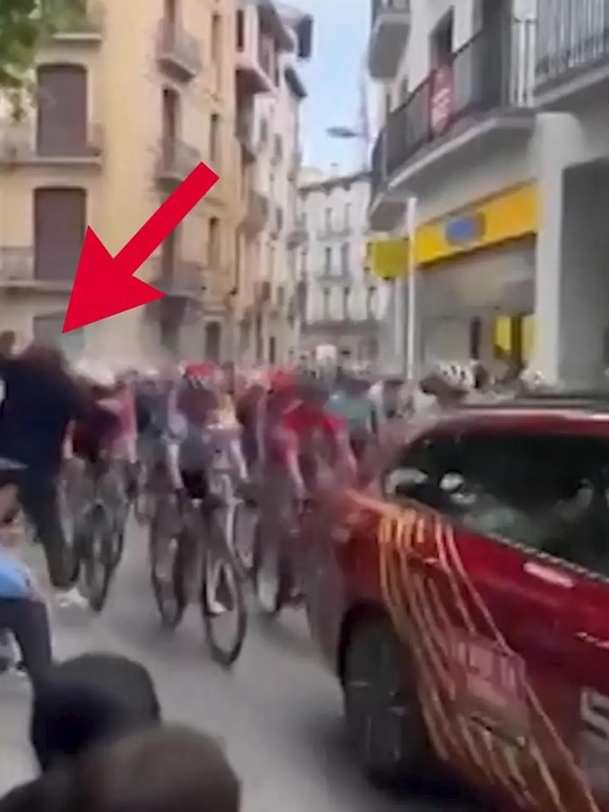 Bei einem Fahrradrennen in Spanien ist eine Frau in die Fahrerinnen gefallen.