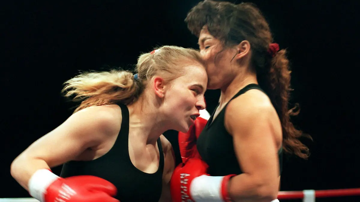 ARCHIV - 11.06.1995, Baden-Württemberg, Karlsruhe: Regina Halmich (l) und Kim Messer boxen im Ring. Die 19jährige Halmich gewann als erste Deutsche den WM-Titel im Fliegengewicht der Womens International Boxing Federation. Sie besiegte in ihrer Heimatstadt die sieben Jahre ältere Amerikanerin Kim Messer durch einen hart erkämpften Punktsieg. (zu dpa "Als Box-Queen Halmich Türen eintritt und Raab die Nase bricht") Foto: Uli Deck/dpa +++ dpa-Bildfunk +++
