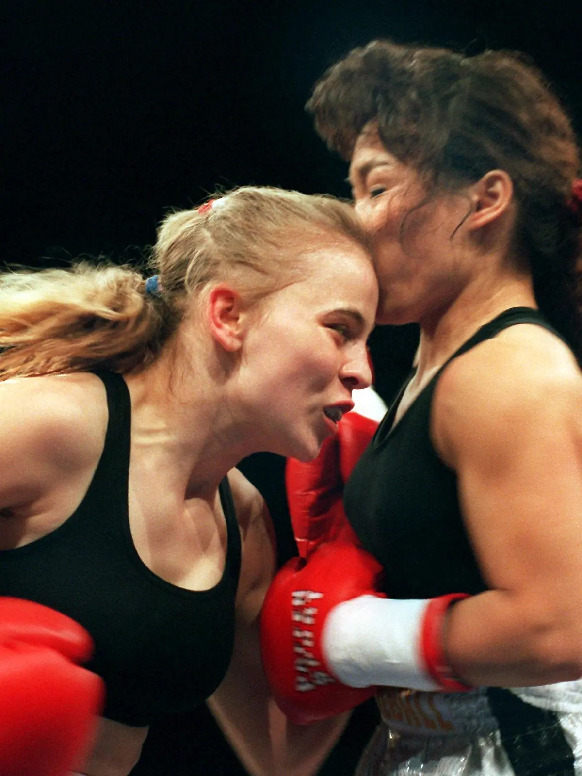ARCHIV - 11.06.1995, Baden-Württemberg, Karlsruhe: Regina Halmich (l) und Kim Messer boxen im Ring. Die 19jährige Halmich gewann als erste Deutsche den WM-Titel im Fliegengewicht der Womens International Boxing Federation. Sie besiegte in ihrer Heimatstadt die sieben Jahre ältere Amerikanerin Kim Messer durch einen hart erkämpften Punktsieg.     (zu dpa "Als Box-Queen Halmich Türen eintritt und Raab die Nase bricht") Foto: Uli Deck/dpa +++ dpa-Bildfunk +++