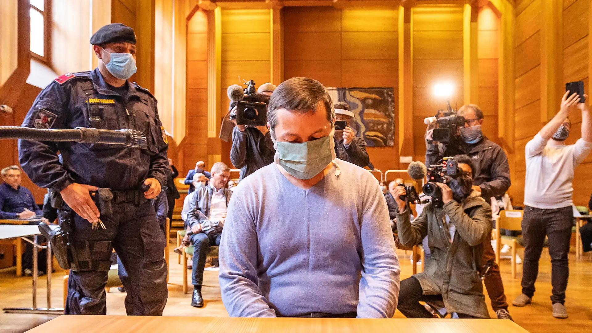  Innsbruck 09.06.2020, Landesgericht, Innsbruck, AUT, Mordprozess gegen 43-jaehrigen rumaenischen Fernfahrer im Fall Lucile. Die Leiche der Franzoesischen Austauschstudentin, die im Rahmen eines Auslandssemesters in Kufstein studiert hatte, war am 12. Jaenner 2014 von Polizisten am Ufer des Inn entdeckt worden, im Bild angeklagte rumaenische Fernfahrer Catalin C. // the accused Romanian truck driver Catalin C during the murder trial of a 43-year-old Romanian truck driver in the case Lucile K. The body of the French exchange student, who had studied in Kufstein during a semester abroad, was discovered on January 12, 2014 by police officers on the banks of the Inn. Landesgericht in Innsbruck, Austria on 2020/06/09. *** Innsbruck 09 06 2020, Re PUBLICATIONxNOTxINxAUT EPgro